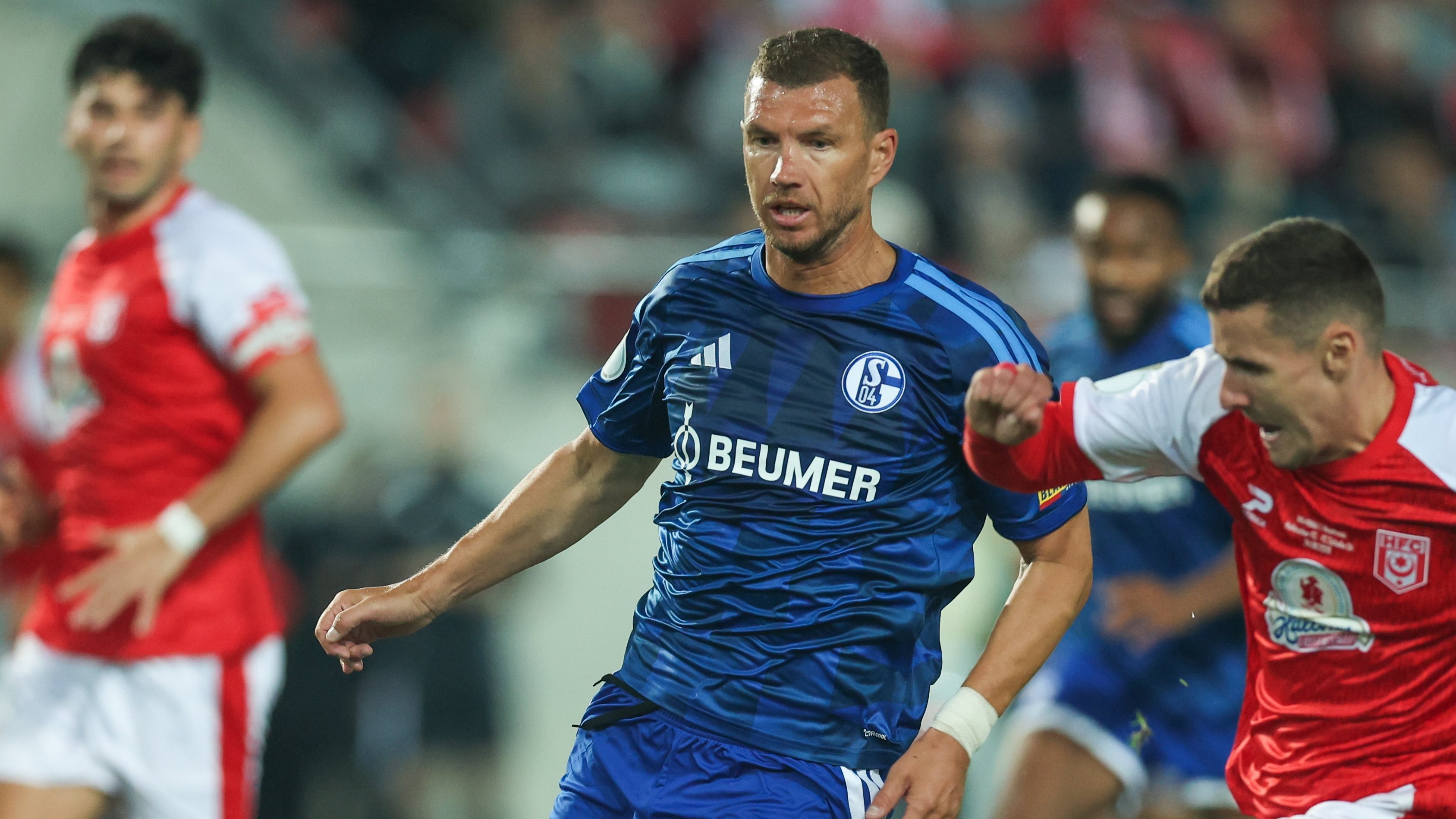 Kakav meč Edina Džeke! Sa dva gola i asistencijom odveo Schalke dalje!
